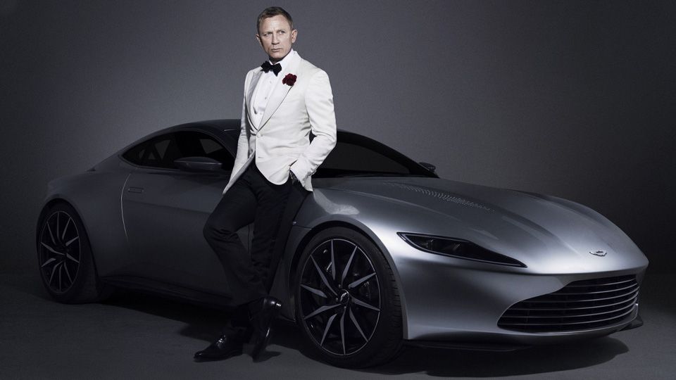Джеймс Бонд с авто Aston Martin