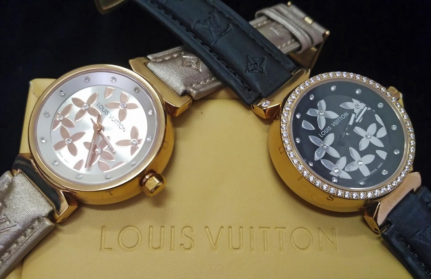 По боковой панели корпуса выгравированы 12 букв Louis Vuitton, соотносимых по месту расположения с часовыми индексами.